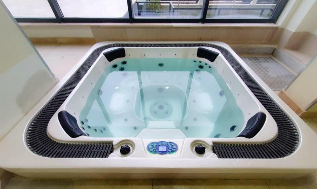 Luxury Suite Alezzi Beach Apartment Piscina Incalzita Sauna Jacuzzi Parking Năvodari Buitenkant foto